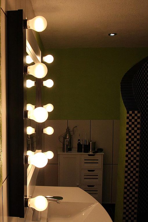 Badspiegel mit Beleuchtung 100cm breit und 80 cm hoch, in Schwarz-weiss, mit 10 Lampenfassungen E27, feuchtraumgeeignet.