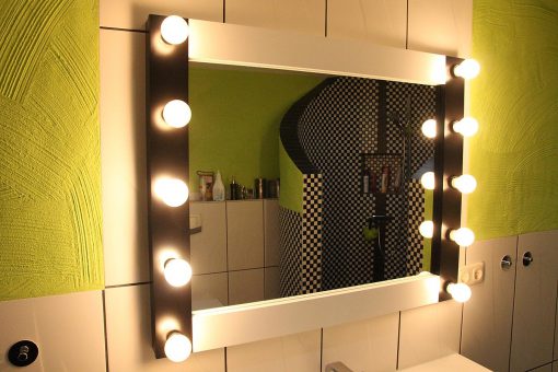 Badspiegel mit Beleuchtung 100cm breit und 80 cm hoch, in Schwarz-weiss, mit 10 Lampenfassungen E27, feuchtraumgeeignet.