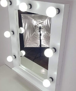 weißer Theaterspiegel von artistmirror mit 7 Lampen.