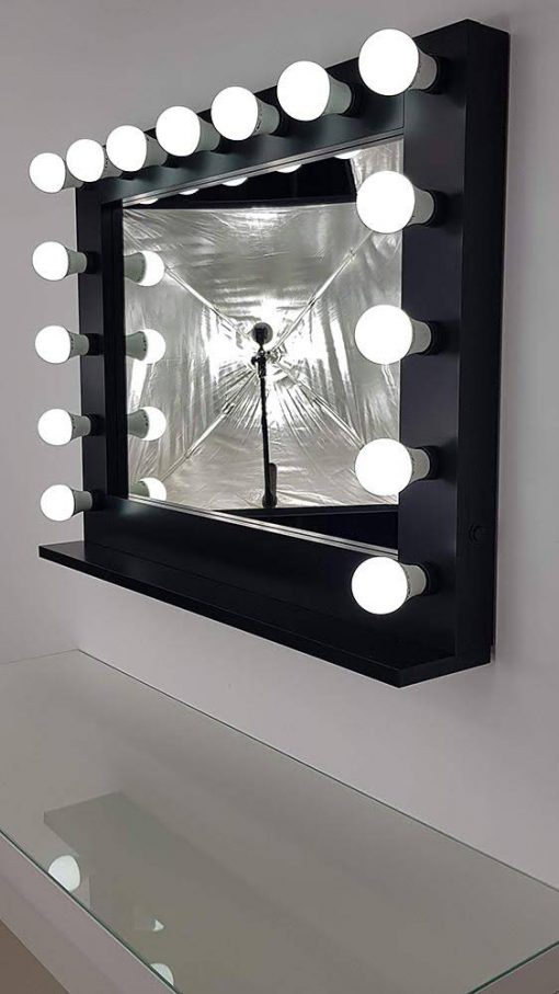 Theaterspiegel mit Beleuchtung in Schwarz, Querformat zum Hängen und Stellen, mit 15 Lampen.