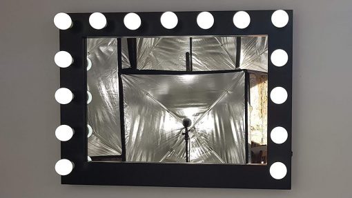 Theaterspiegel mit Beleuchtung in Schwarz, Querformat zum Hängen und Stellen, mit 15 Lampen.
