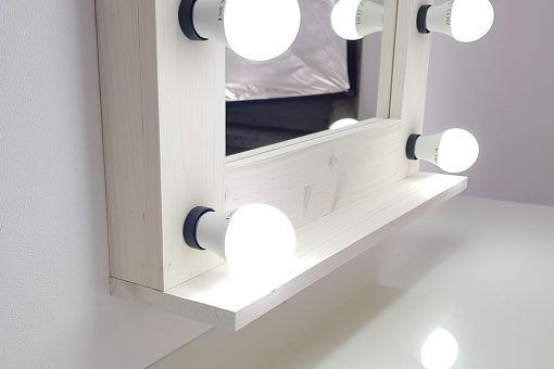Make Up Spiegel aus Fichte, weiß gebeizt und weiß geölt, hochkant.