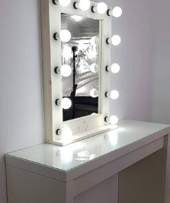 Make Up Spiegel aus Fichte, weiß gebeizt und weiß geölt, hochkant.