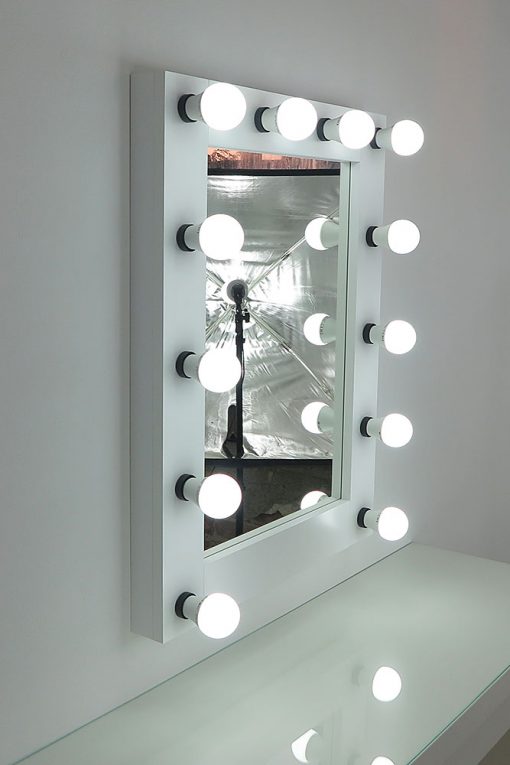 Theaterspiegel von artistmirror, 80x60cm, weiss, 12 Lampen, modern und klassisch schön, edel und schlicht.