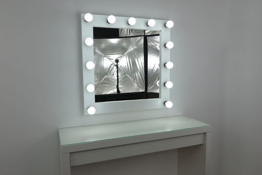 Spiegel mit Licht, sehr groß, quadratisch, zum Stellen und Hängen, in Weiß, mit 13 Lampen