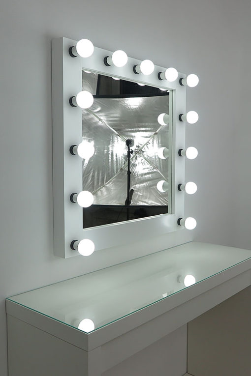 Theaterspiegel von artistmirror, sehr groß, quadratisch, zum Stellen und Hängen, in Weiß, mit 13 Lampen