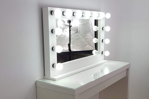 Kosmetikspiegel mit Licht, extrabreit in weiß von FUNKTIONALIST.