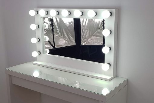 Kosmetikspiegel mit Licht, extrabreit in weiß von FUNKTIONALIST.
